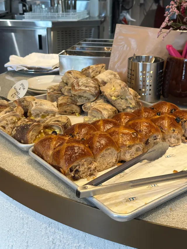AP Bakery HXB + Rolls on the pass