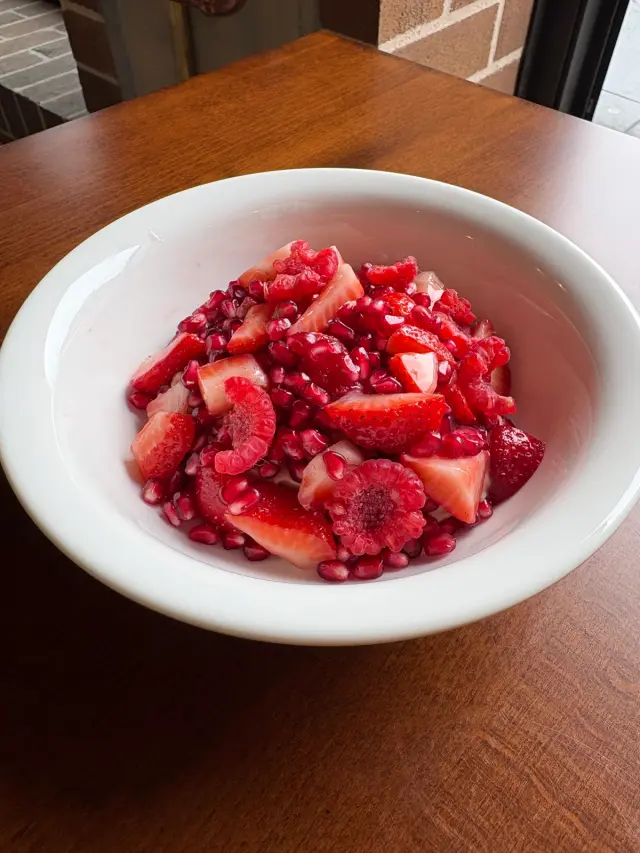 Fermented dairy-Cultured chocolate cream with red fruits